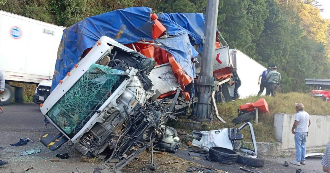 Tráiler sin frenos provoca accidente en la México-Toluca