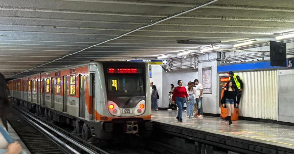 Hombre cae a las vías del metro tras convulsionar en Bellas Artes