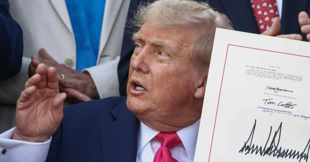 Trump quiere poner su firma en los dólares y desata polémica