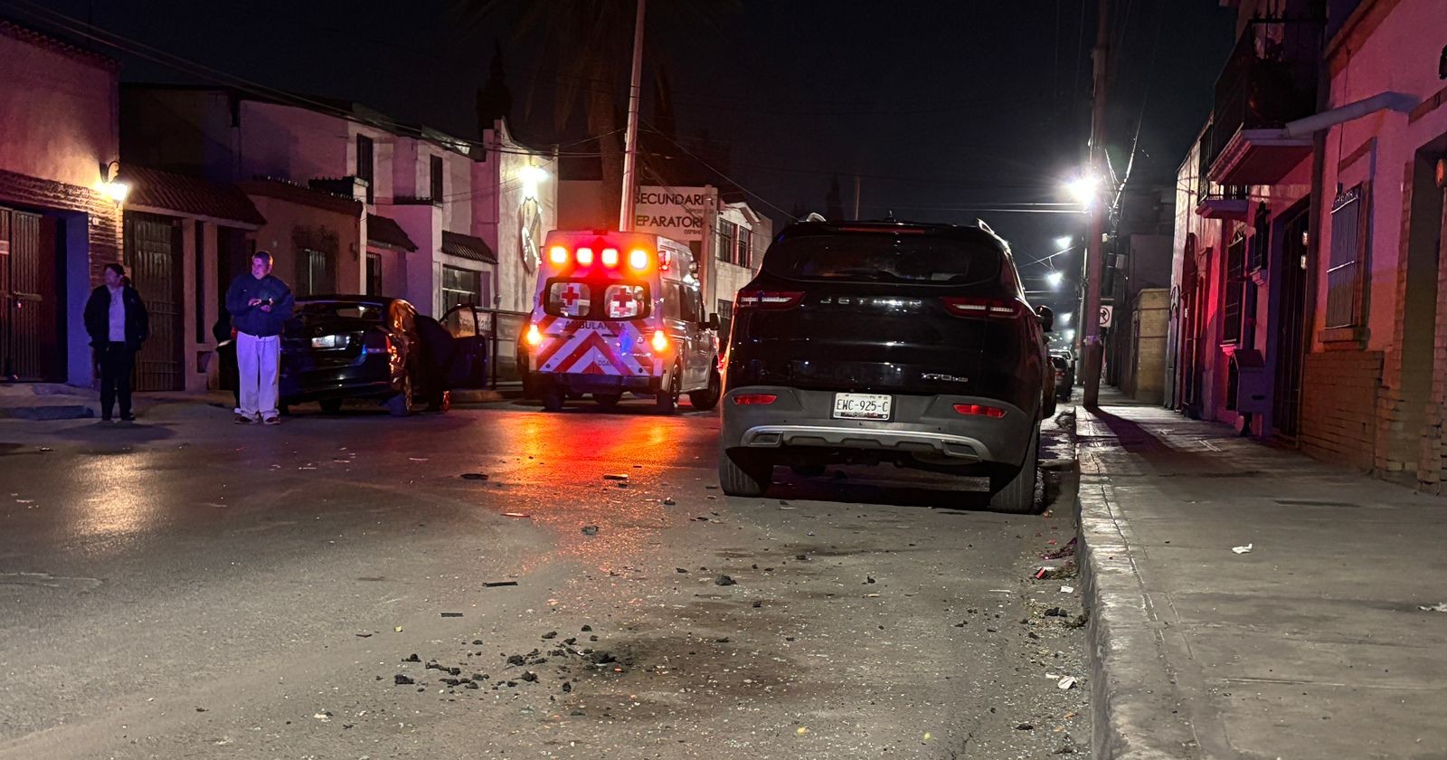 Camioneta embiste a familia y se da a la fuga en el centro de Saltillo