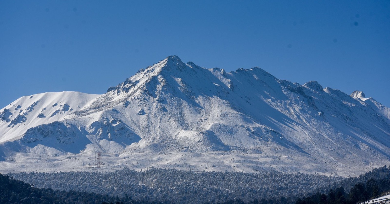 Frente frío cubre de nieve al Nevado de Toluca