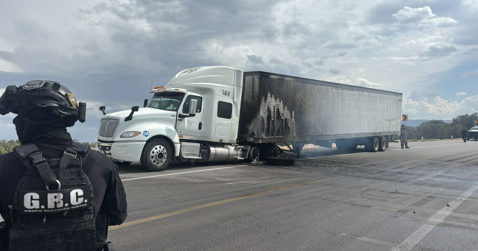 Incendio de camión con fertilizante es registrado en carretera de San Pedro