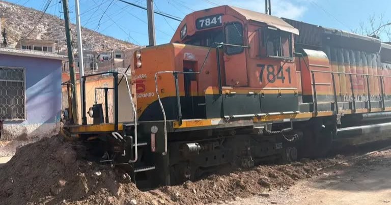 Tren se sale de las vías y casi se impacta contra viviendas en Torreón