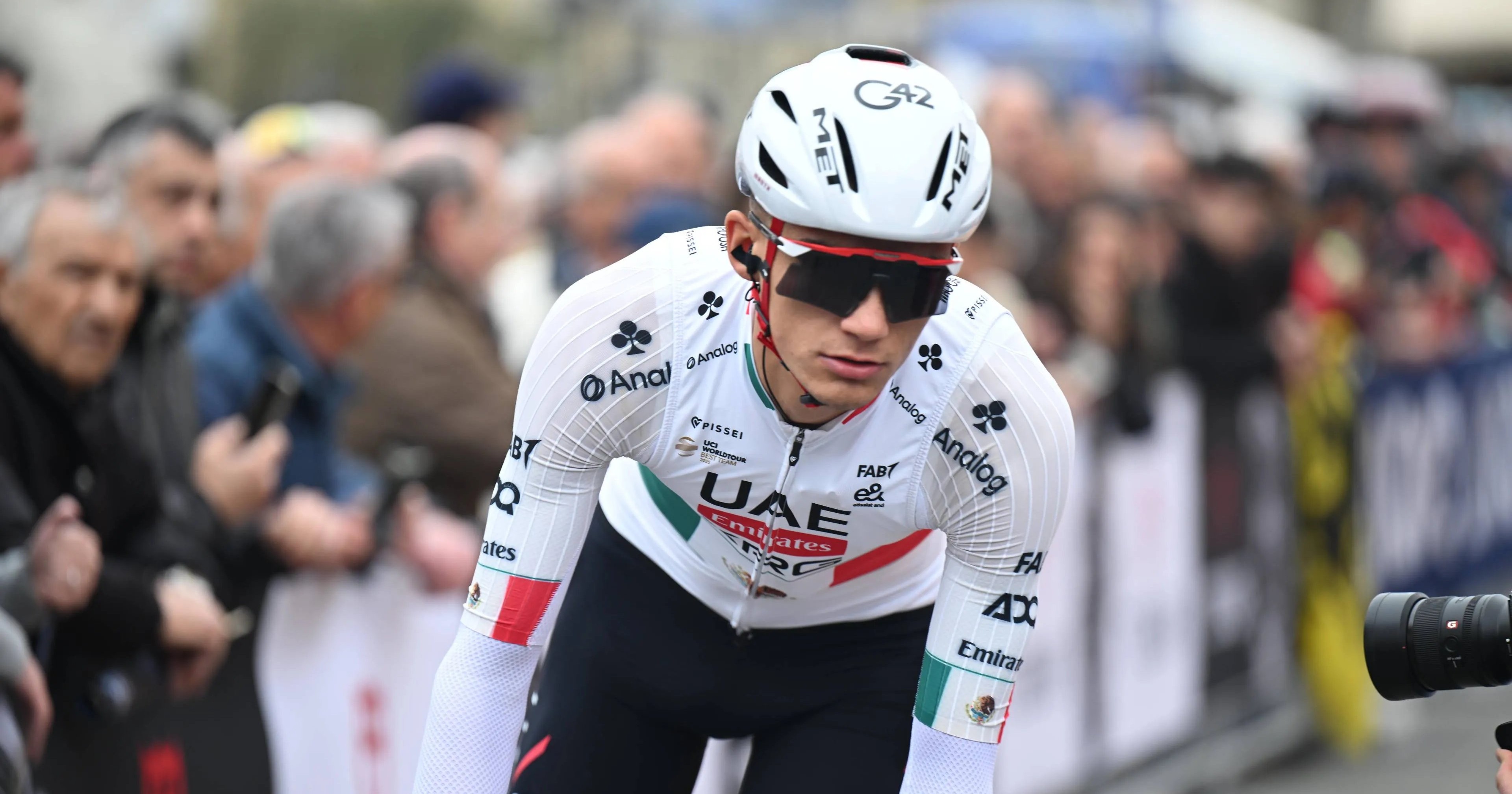 Isaac Del Toro sufre caída y abandona la tercera etapa de la Vuelta al País Vasco 