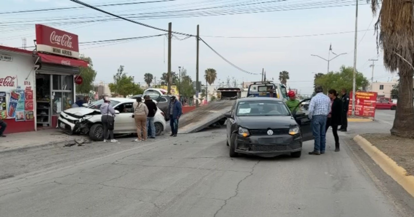 Choque proyecta vehículo contra negocio