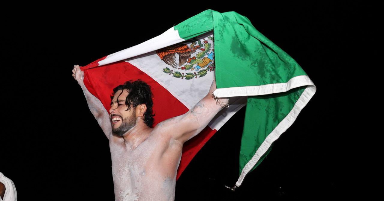  David Olvera rompe récord histórico al nadar en aguas abiertas de Cozumel a Cancún 