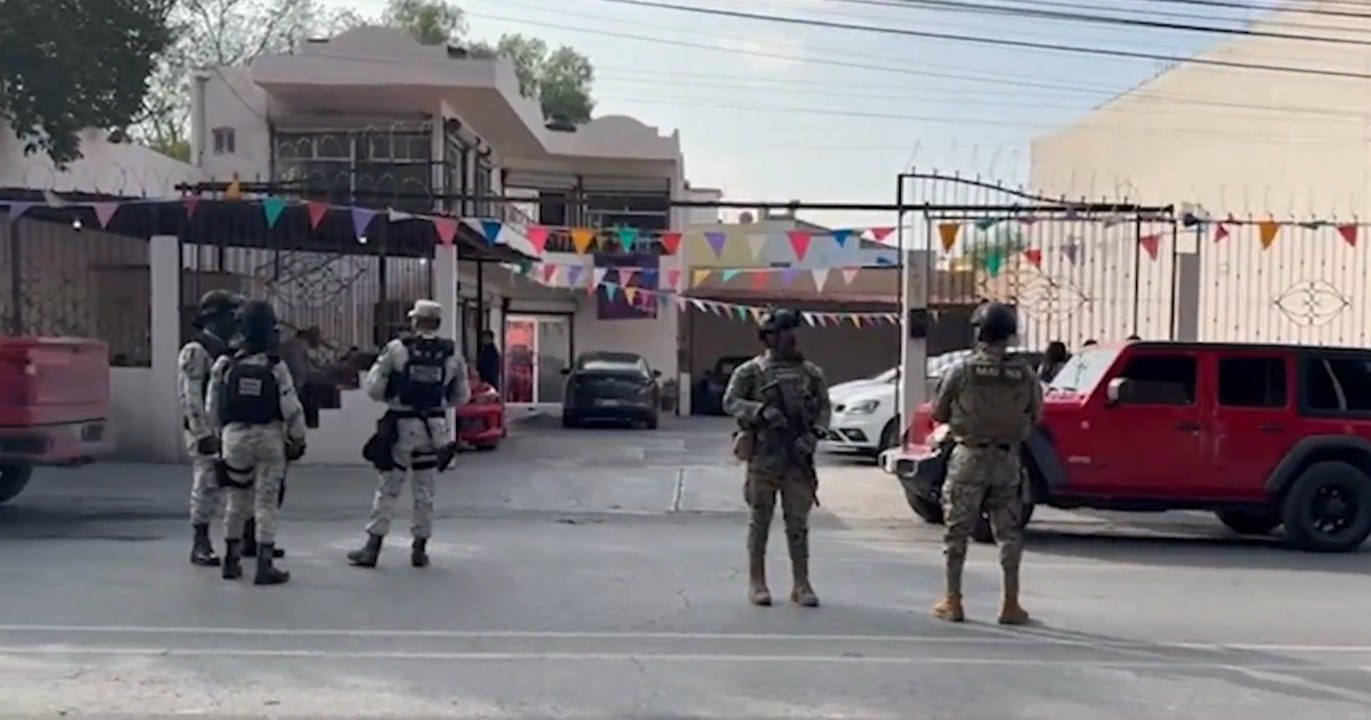 Clientes denuncian fraude y catean negocio de autos en Saltillo