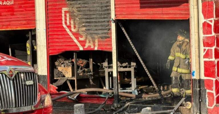Voraz incendio en la terminal de Toluca afecta al menos a 20 negocios de la zona comercial