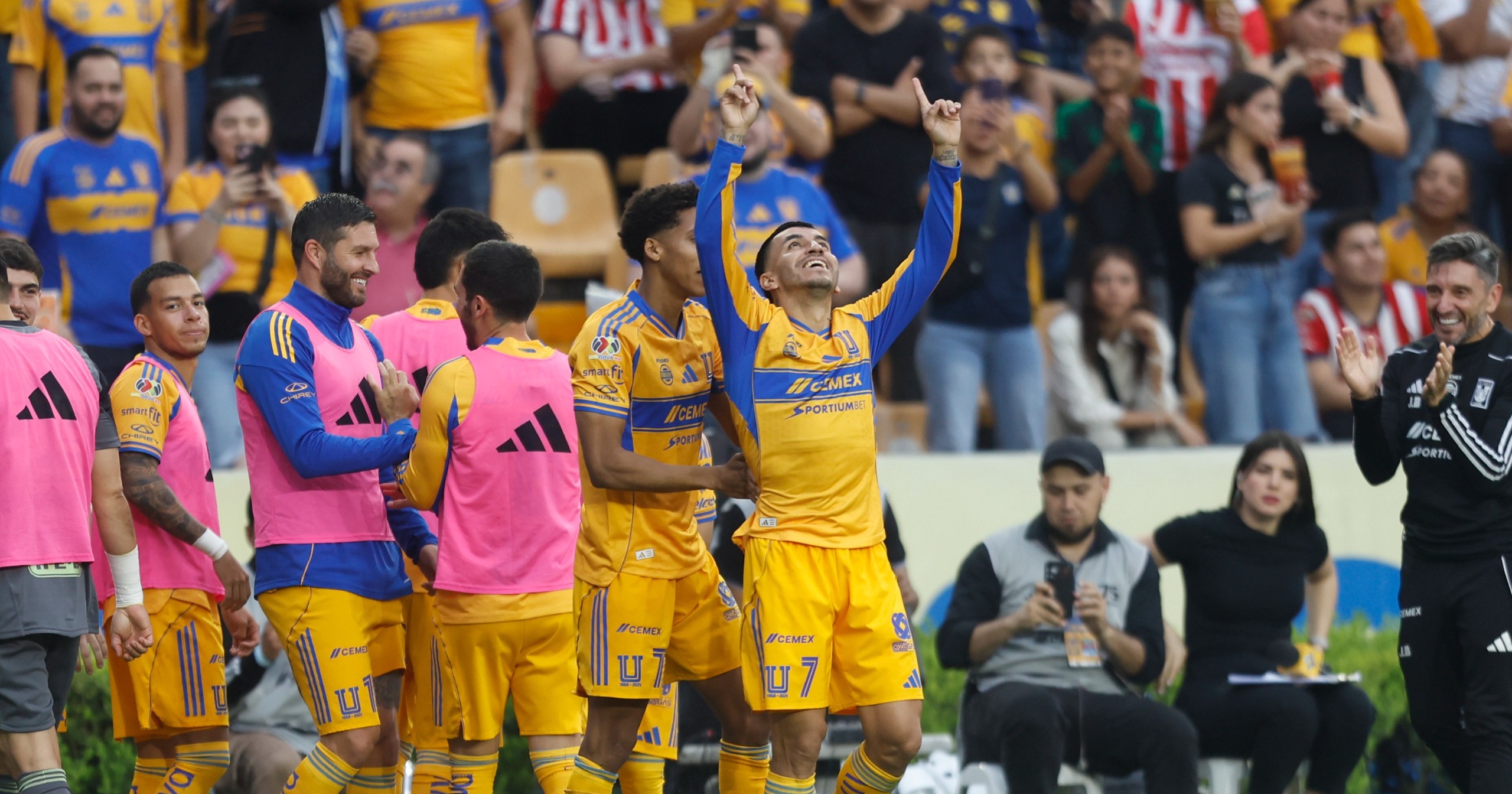 Tigres da la sorpresa y golea por 4-1 a Chivas en el Estadio Universitario