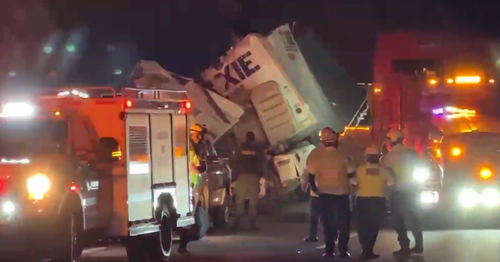 Peso de la carga provoca volcadura en Los Chorros