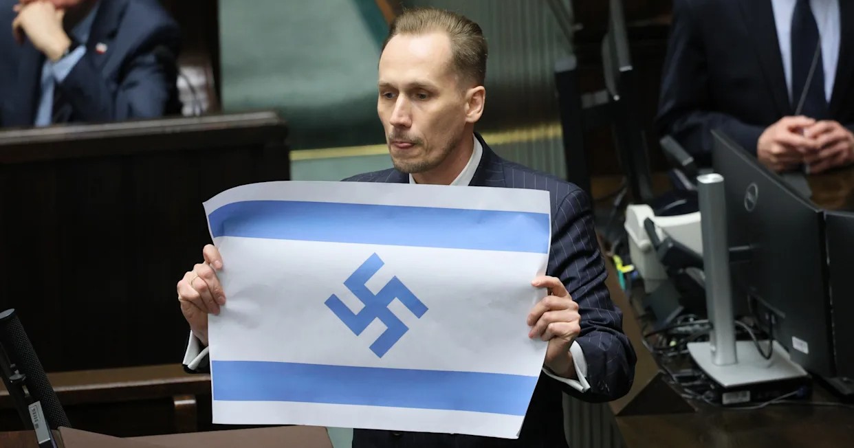 Diputado polaco desata polémica por exhibir bandera de Israel con esvástica