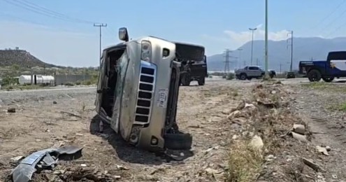 Abandonan camioneta tras volcadura en Frontera