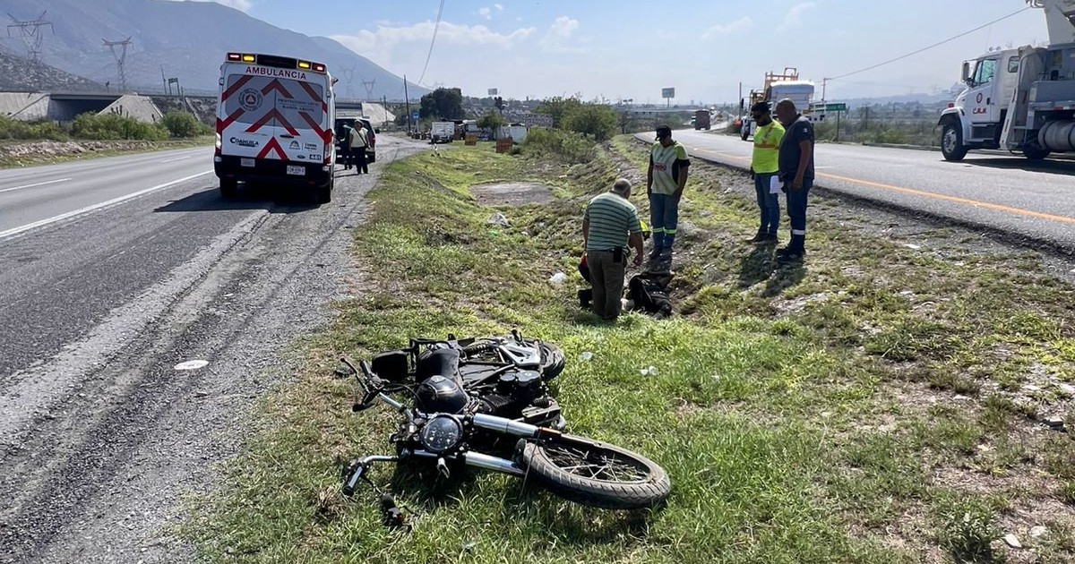 Motociclista pierde el control y se impacta contra señalamiento