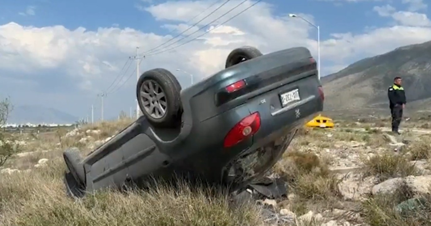 Exceso de velocidad termina en volcadura al oriente de Saltillo