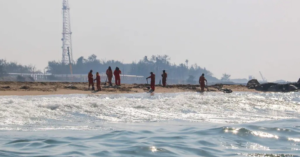 Caen tres funcionarios de Pemex por derrame en el Golfo de México