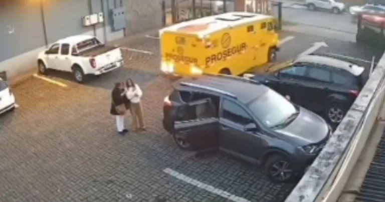 Camión en reversa atropella a dos mujeres en estacionamiento en Chile