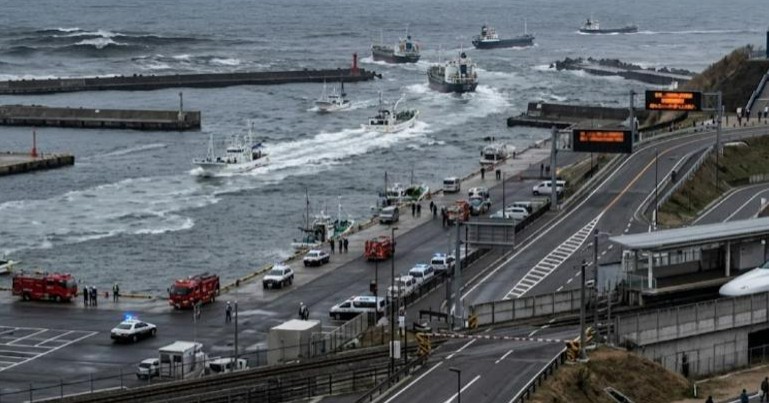 Japón retira alerta de tsunami tras sismo de 7.7 en su costa noreste