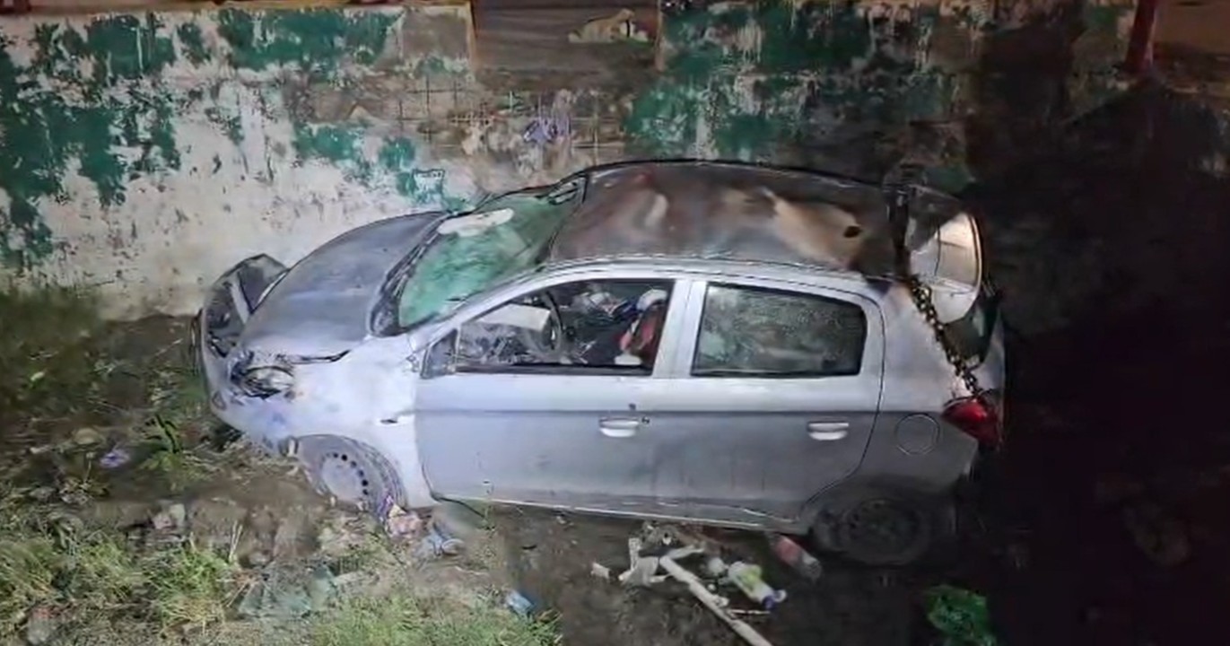 Auto termina dentro de canal pluvial tras derrape