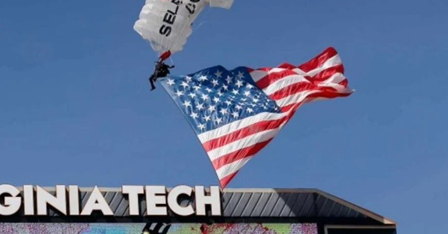 Paracaidista se estrella contra pantalla en estadio de Virginia y sobrevive