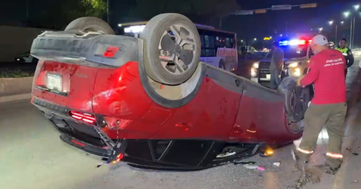 Auto vuelca y golpea a otro vehículo en Saltillo