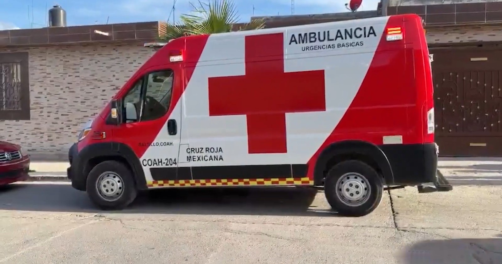 Motociclista se pasa el alto y causa fuerte accidente en Saltillo