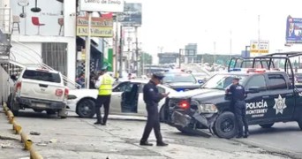 Hombre en situación de calle roba camioneta y provoca persecución en Monterrey