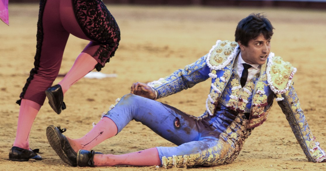Torero es internado de gravedad tras ser embestido por un toro en la Feria de Abril de Sevilla