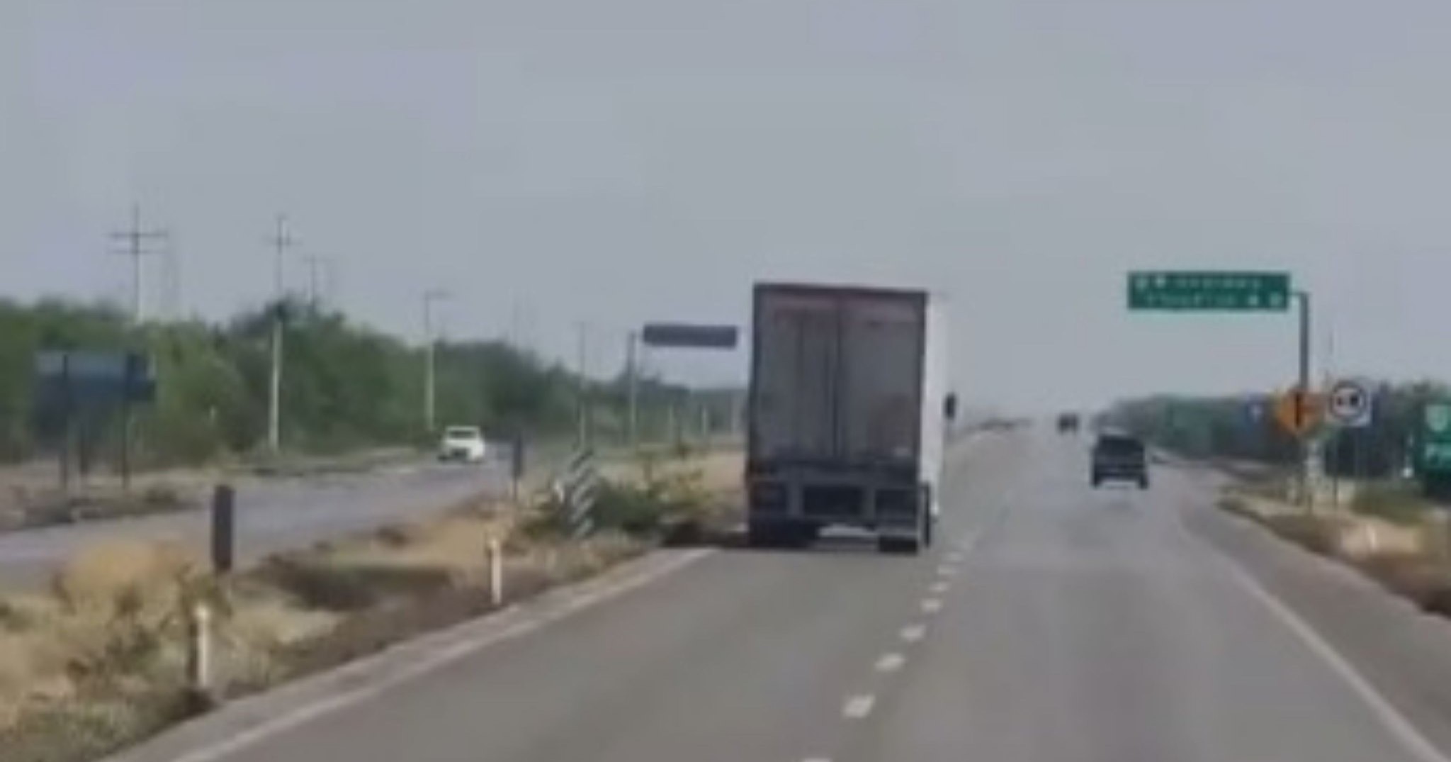 Trailero se queda dormido y pone en riesgo a conductores