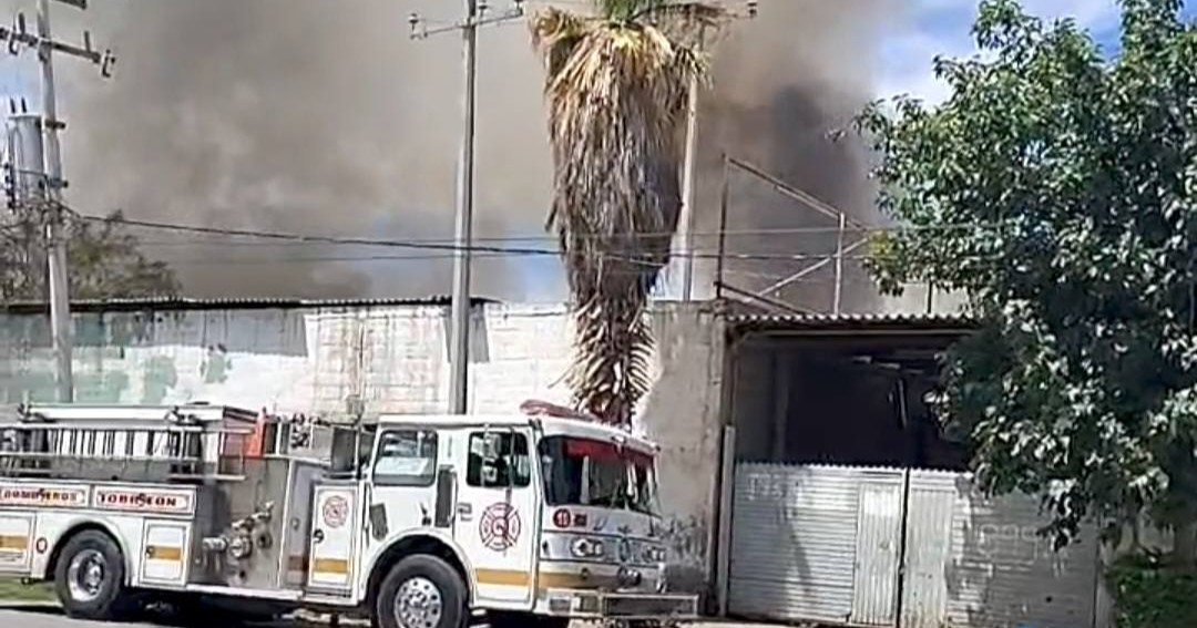 Voraz incendio arrasa recicladora en Torreón