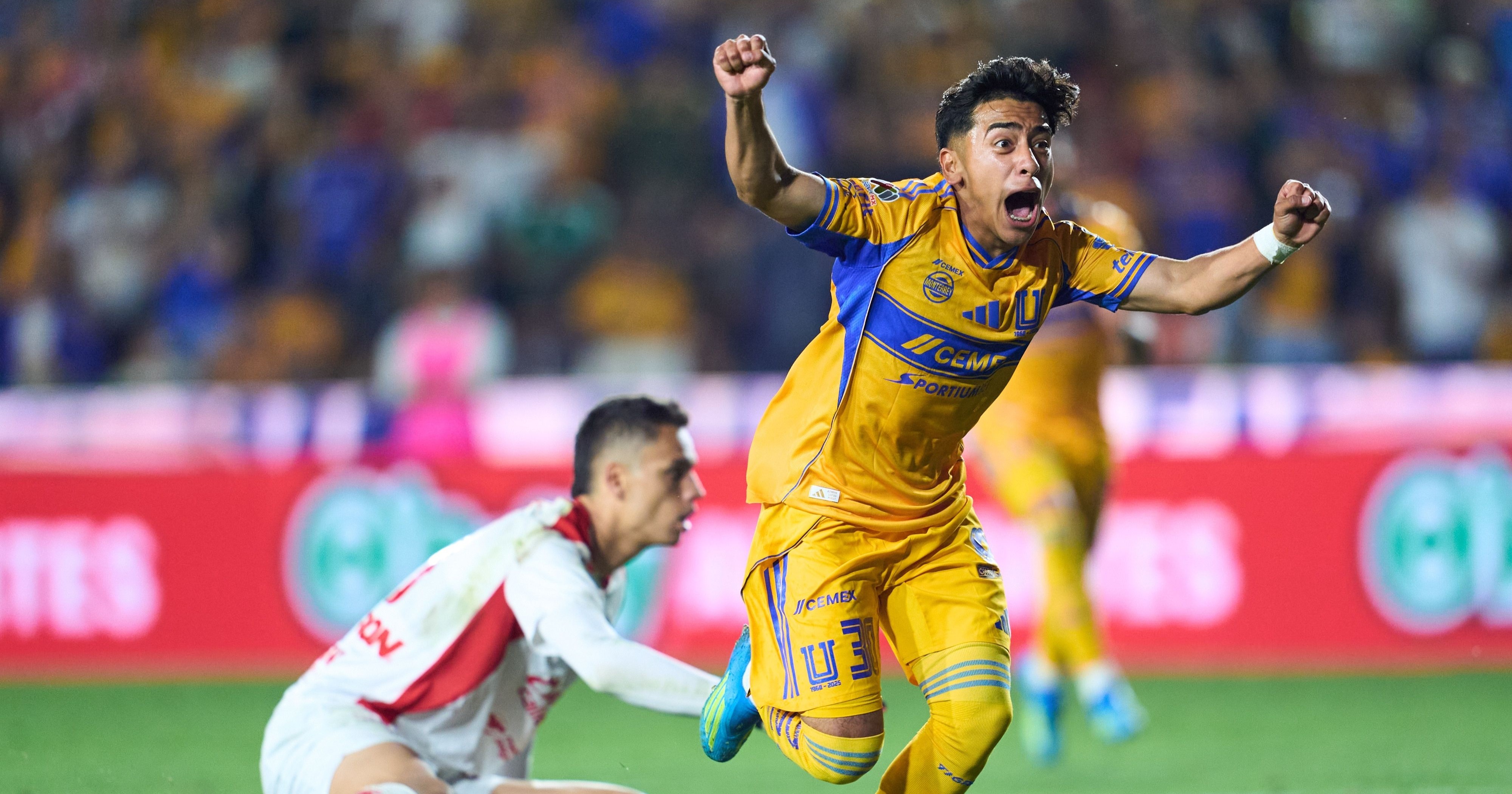 Tigres vence 3-1 a Chivas en el Universitario y pone un pie en semifinales
