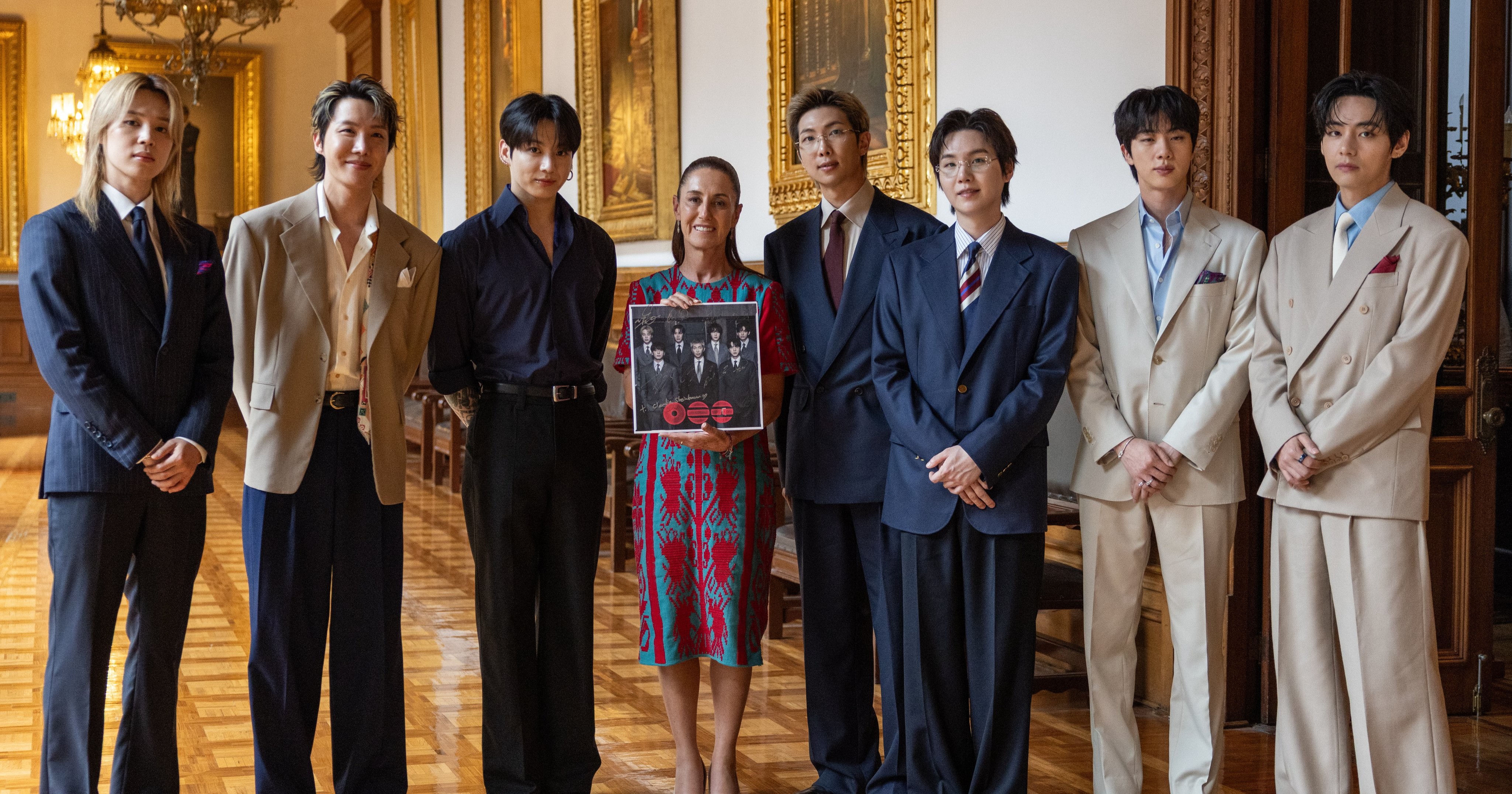 Claudia Sheinbaum recibe a BTS en Palacio Nacional ante miles de fans