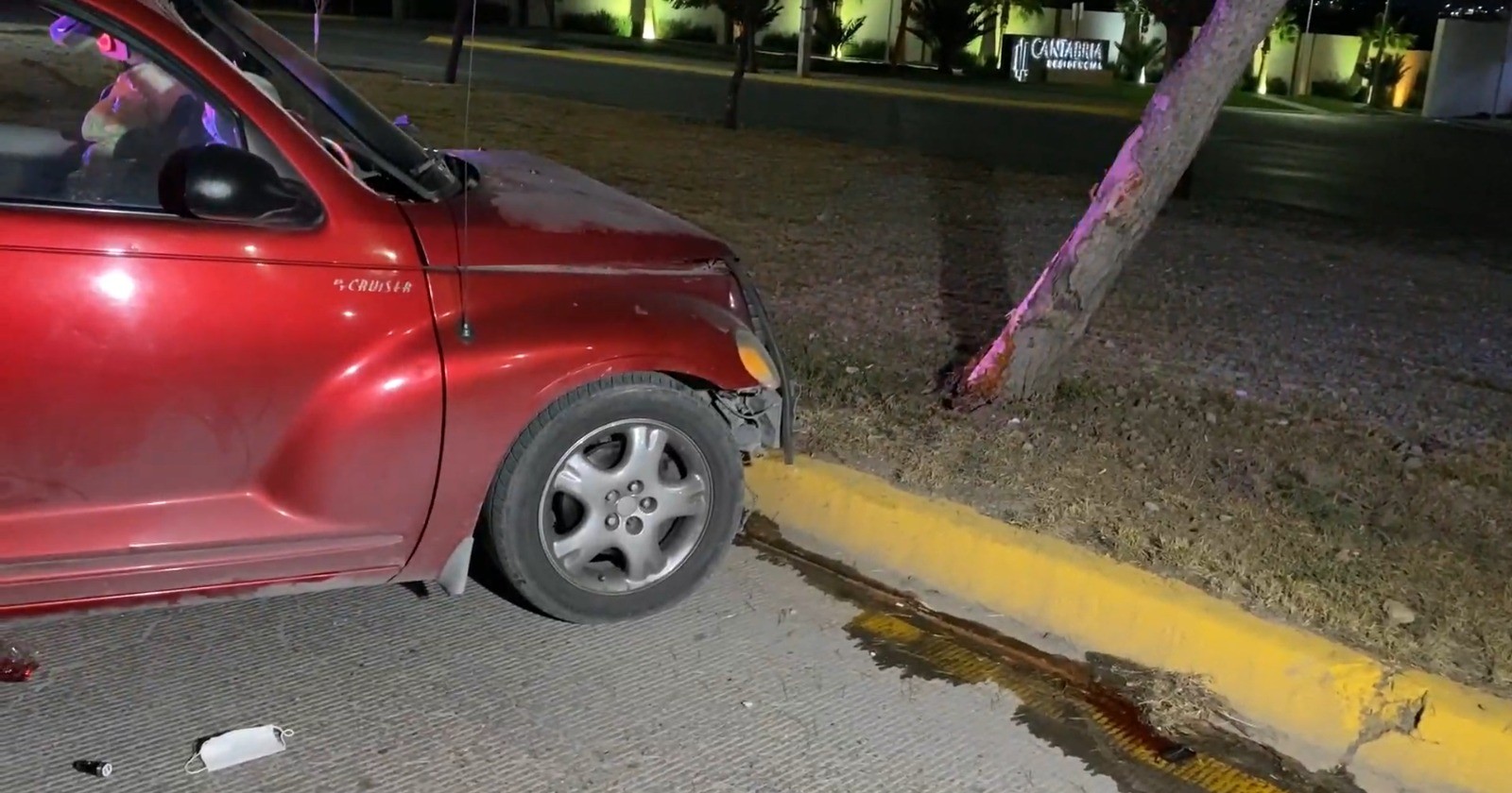 Destroza su auto contra árbol y se da a la fuga