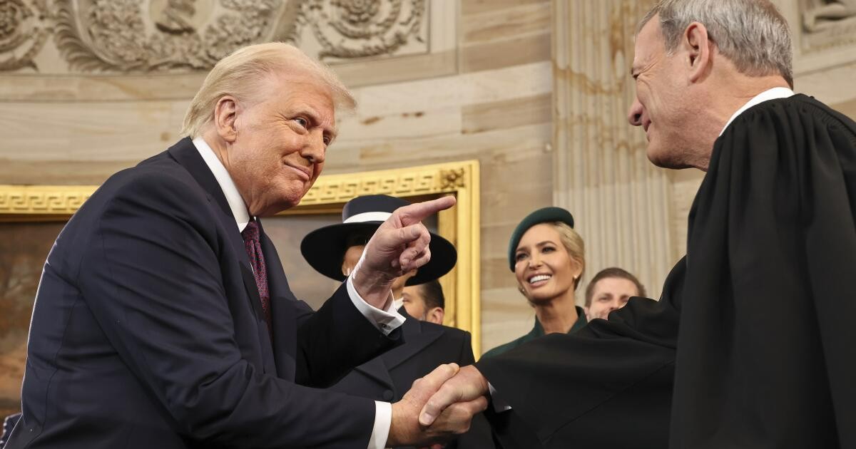 Trump critica a la Corte Suprema tras freno a sus aranceles y medidas migratorias