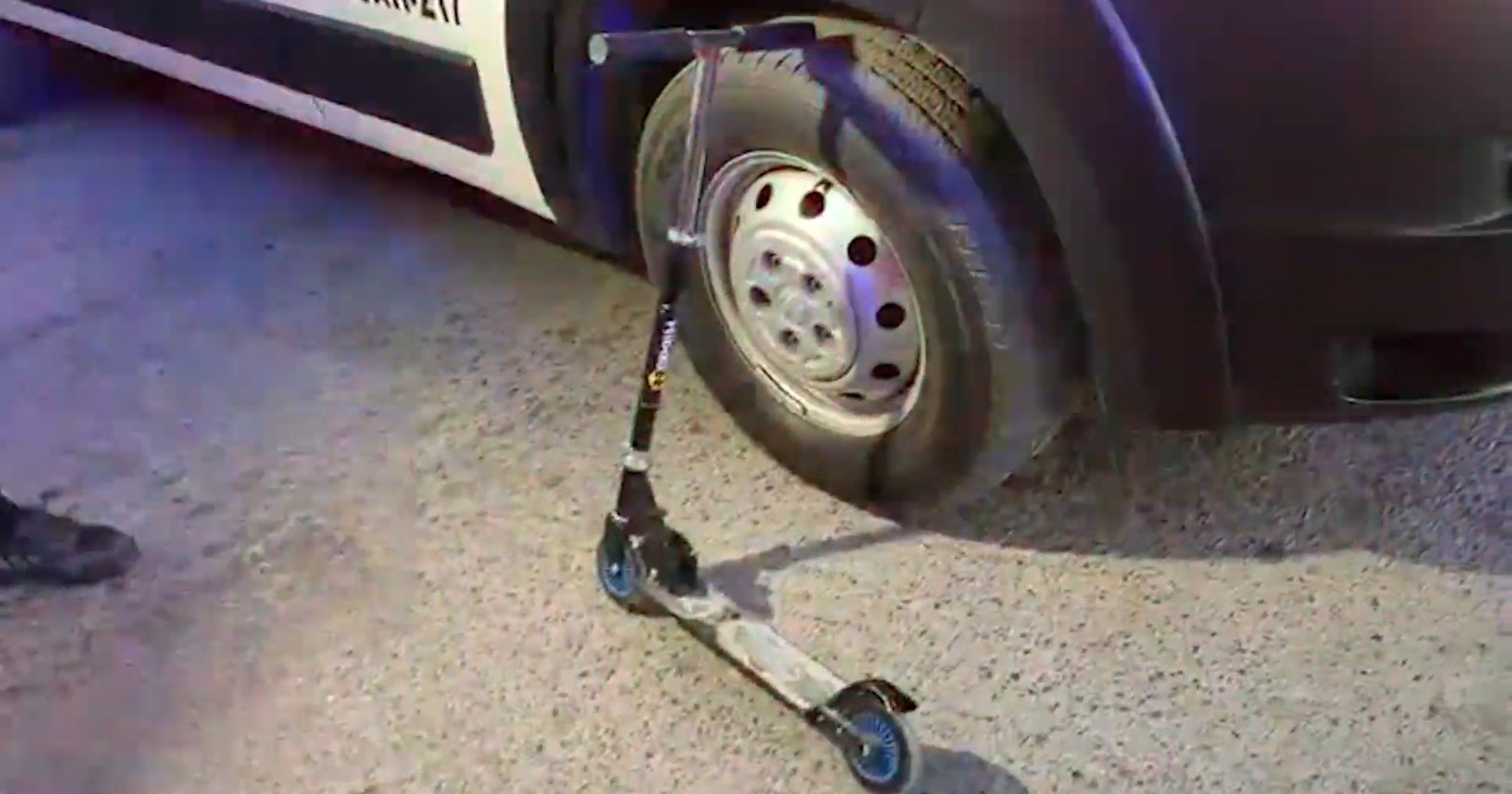 Niño en patín resulta herido tras chocar contra auto