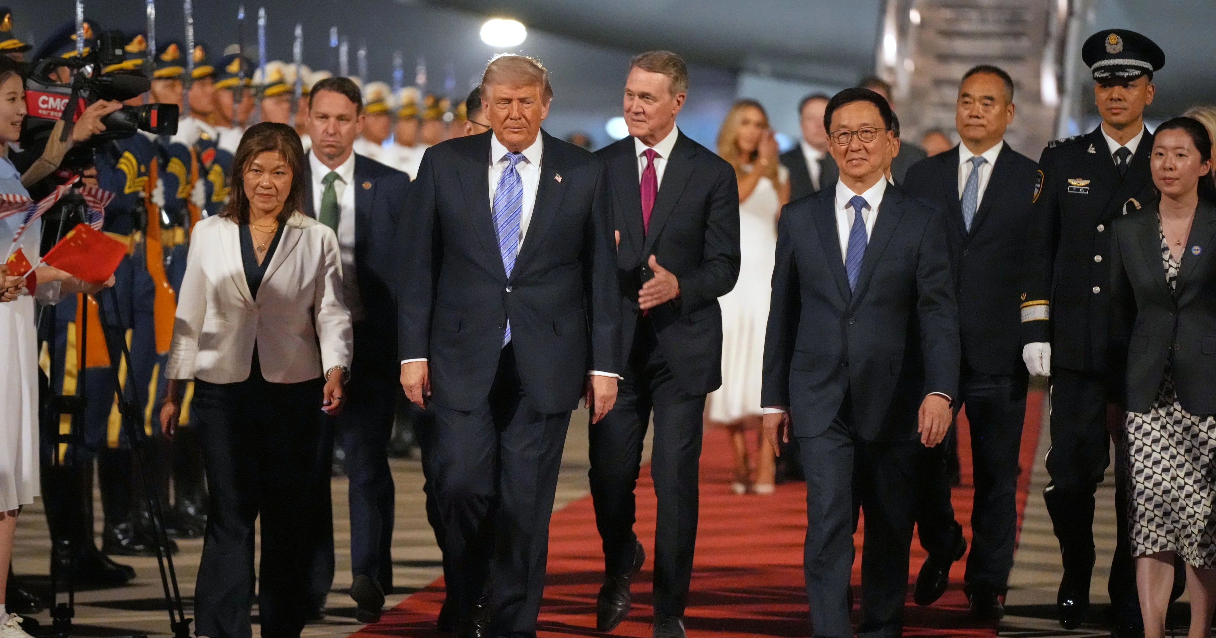 Donald Trump llega a Beijing; se reunirá con Xi Jinping