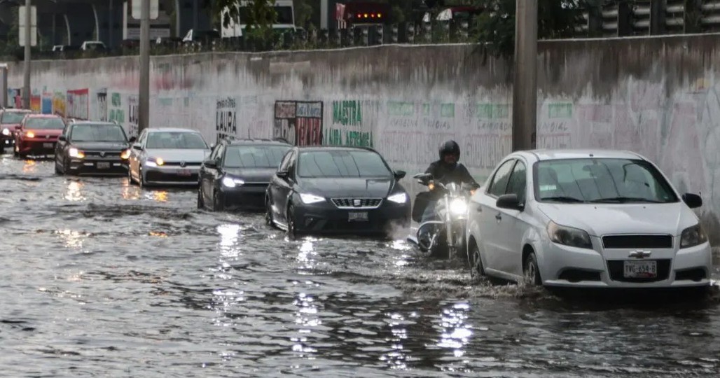Lluvias colapsan vialidades en Puebla y deja personas atrapadas
