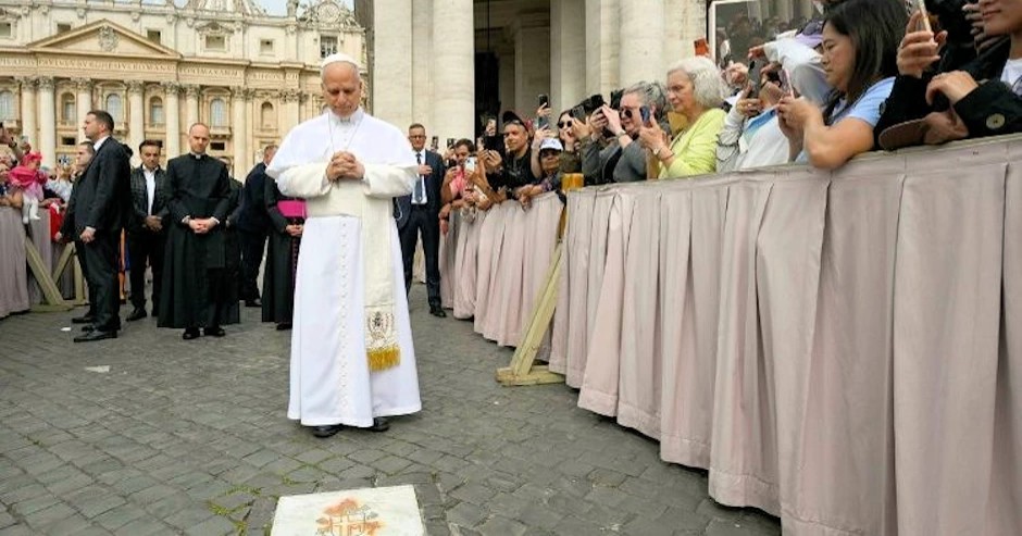 Papa León XIV reza en el sitio donde balearon a Juan Pablo II