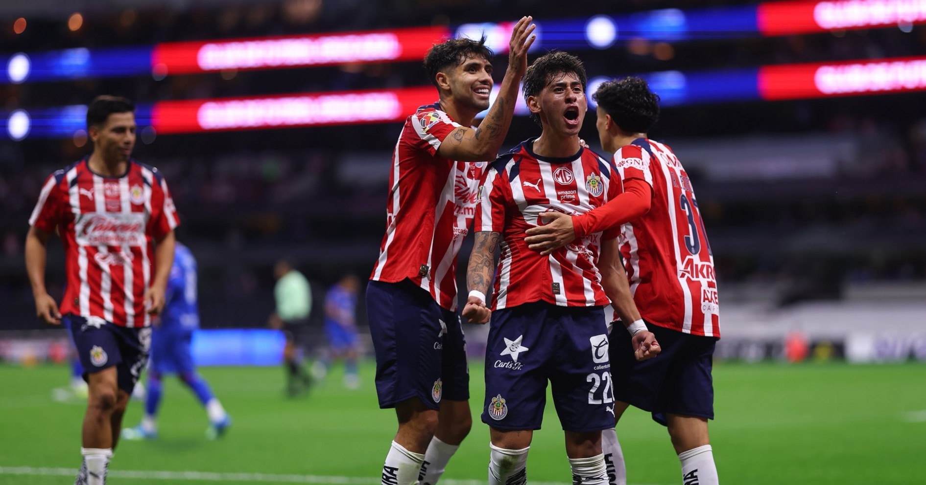 Cruz Azul y Chivas empatan 2-2 en la despedida del Estadio Azteca 