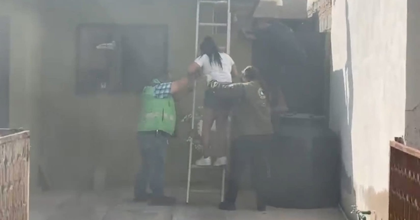 Rescatan a tres personas y un perro de incendio en Torreón