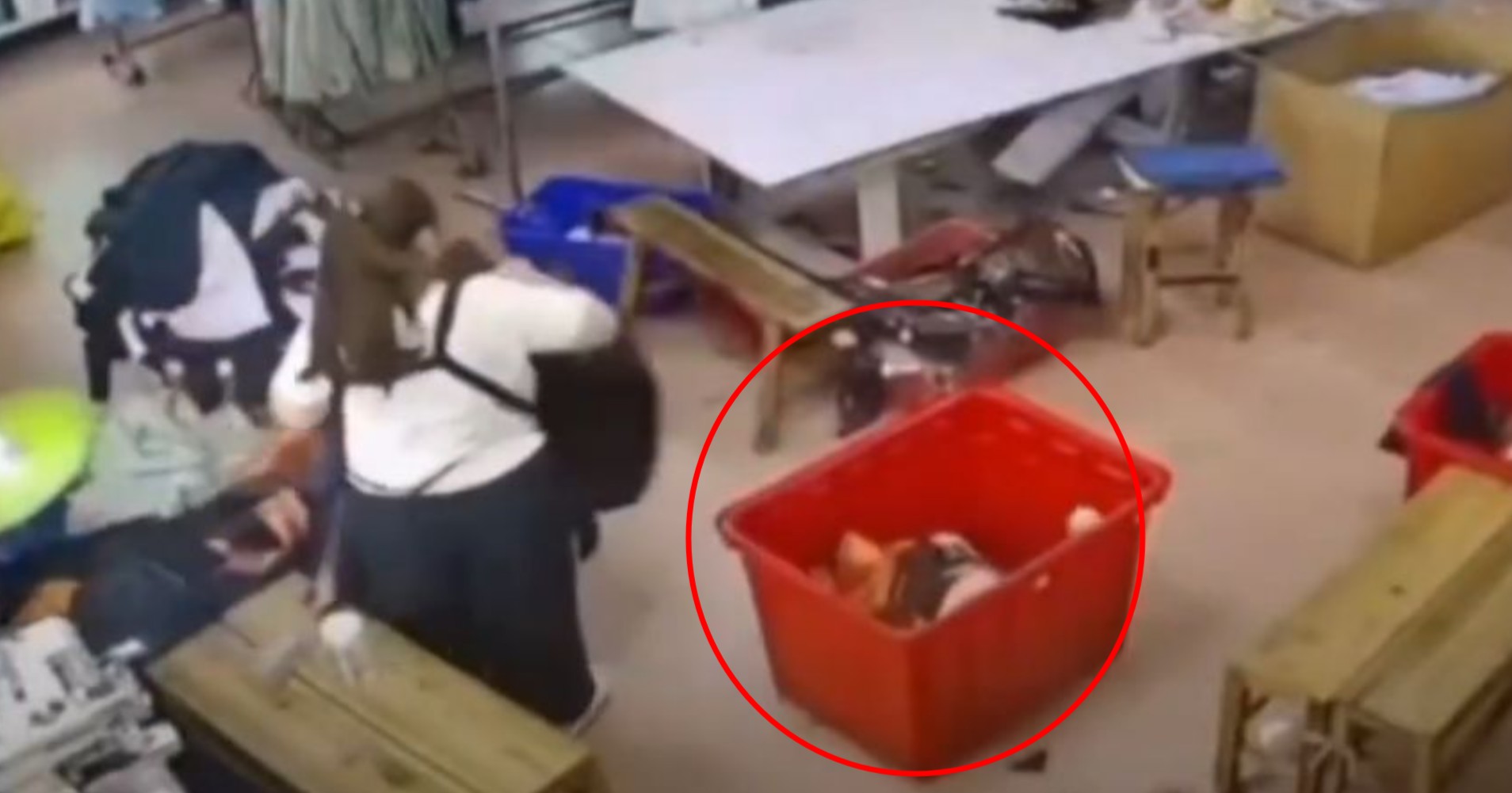 Menor queda atrapado en cesto de ropa en fábrica textil en China