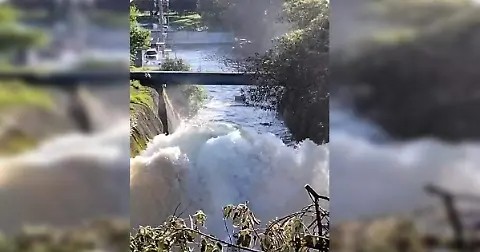 Megafuga de agua potable se convierte en cascada en Xochimilco