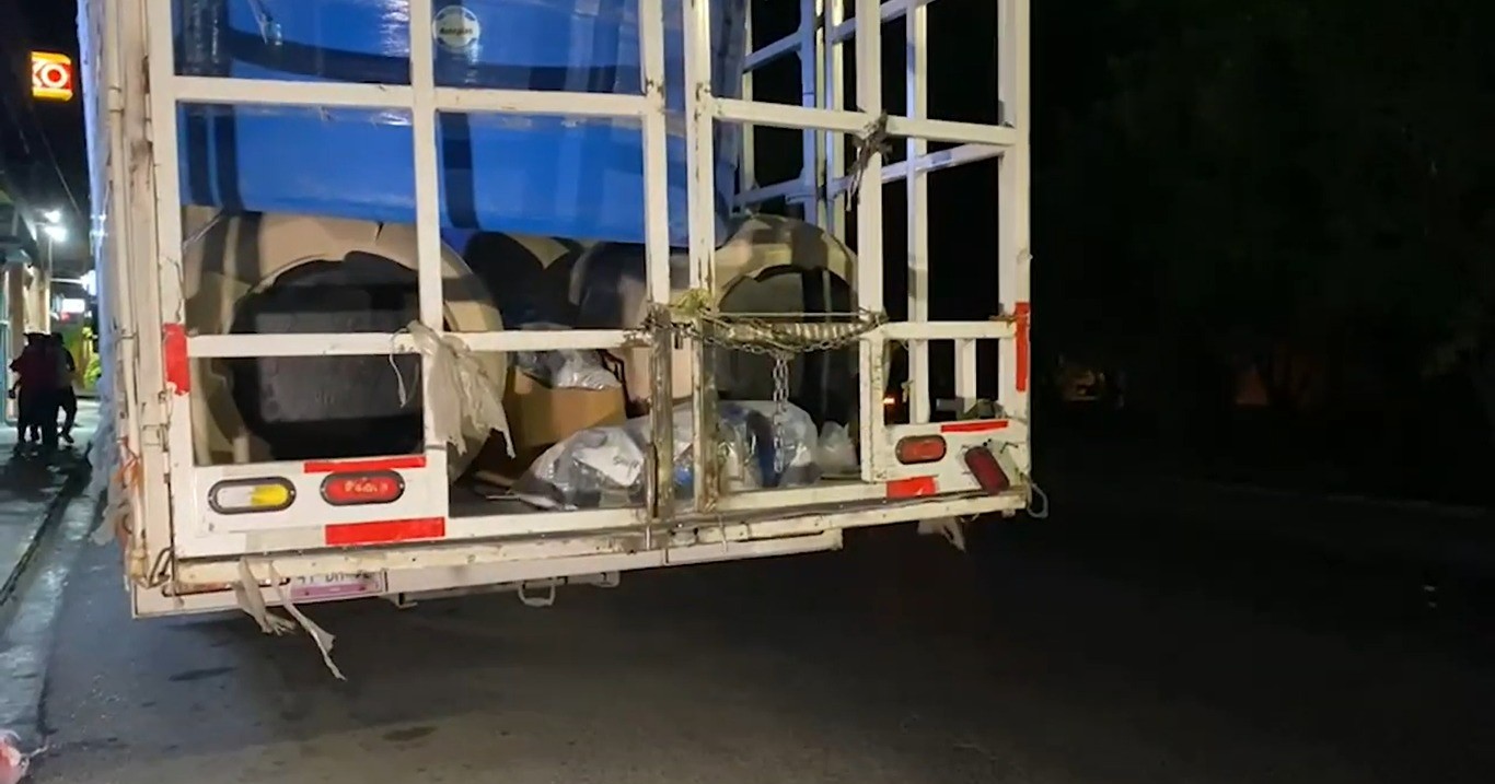 Automovilista se impacta contra camión cargado con tinacos  