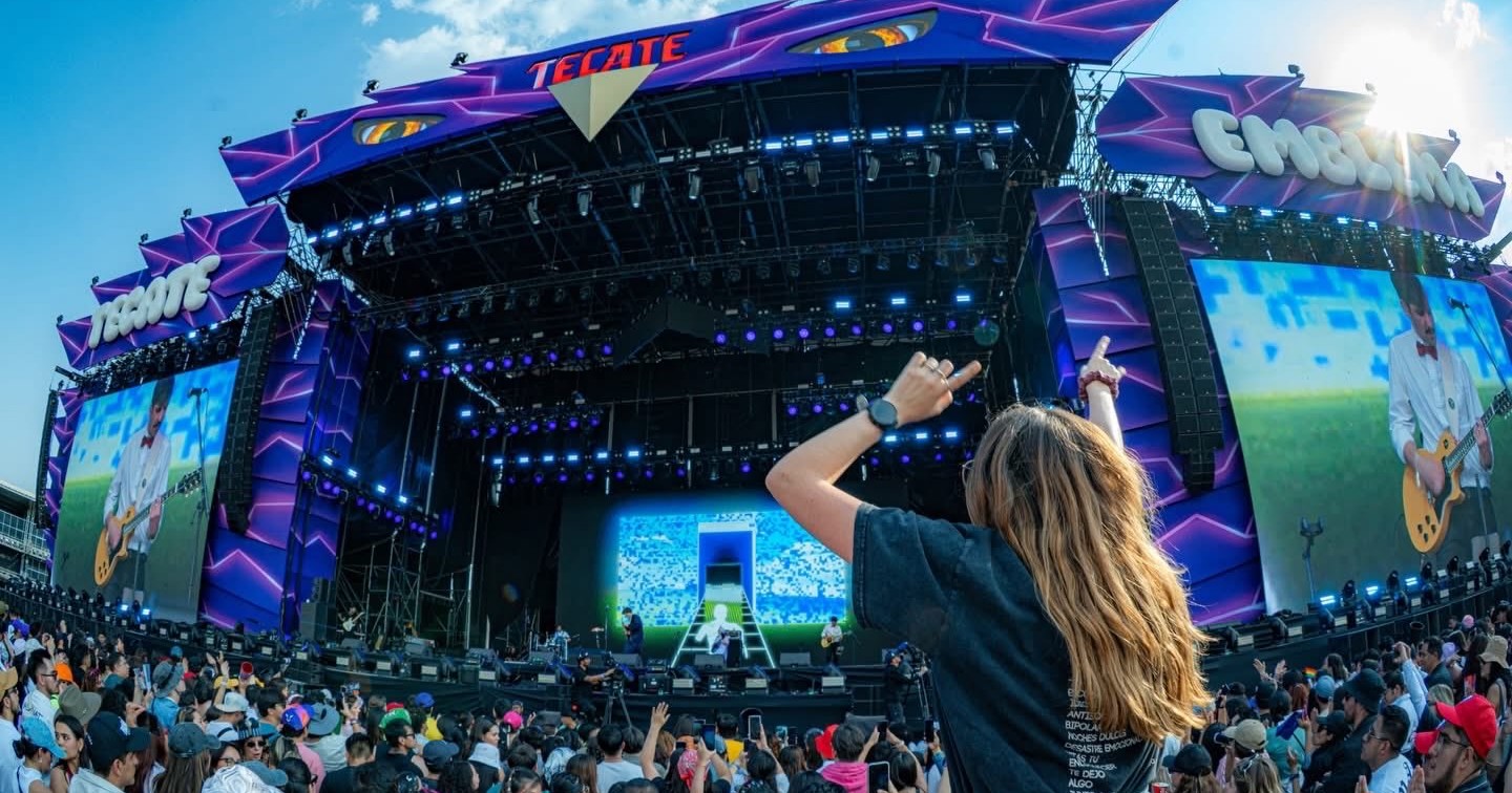 Fans resisten a la lluvia en el Tecate emblema 2026, ¿qué pasó?