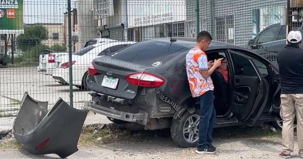 Aparatoso choque en Piedras Negras deja daños materiales