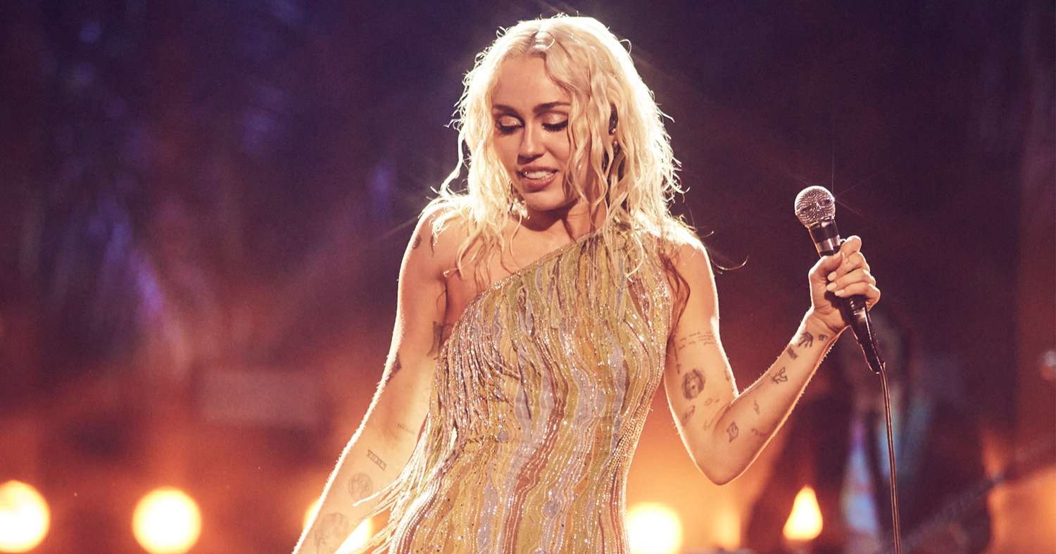Miley Cyrus recibe su estrella en el paseo de la fama de Hollywood 