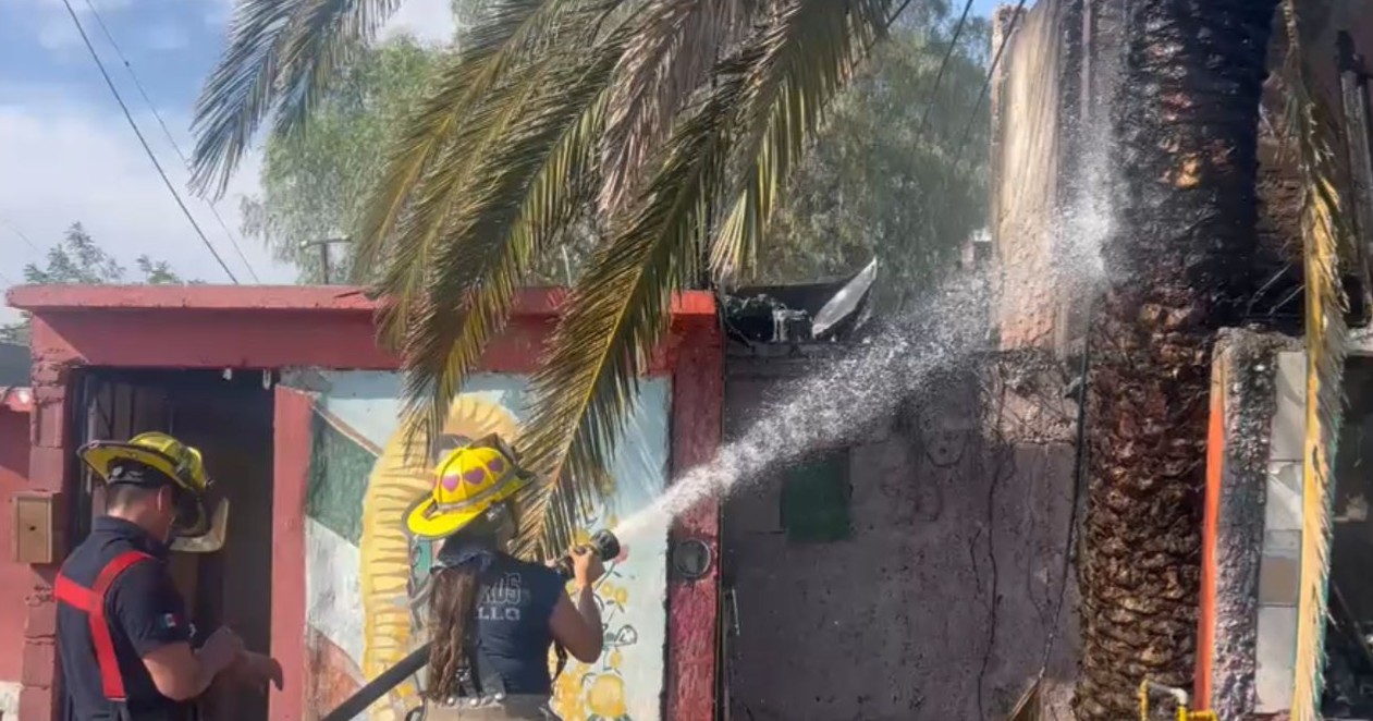 Cortocircuito desata incendio en casa de madera y lámina