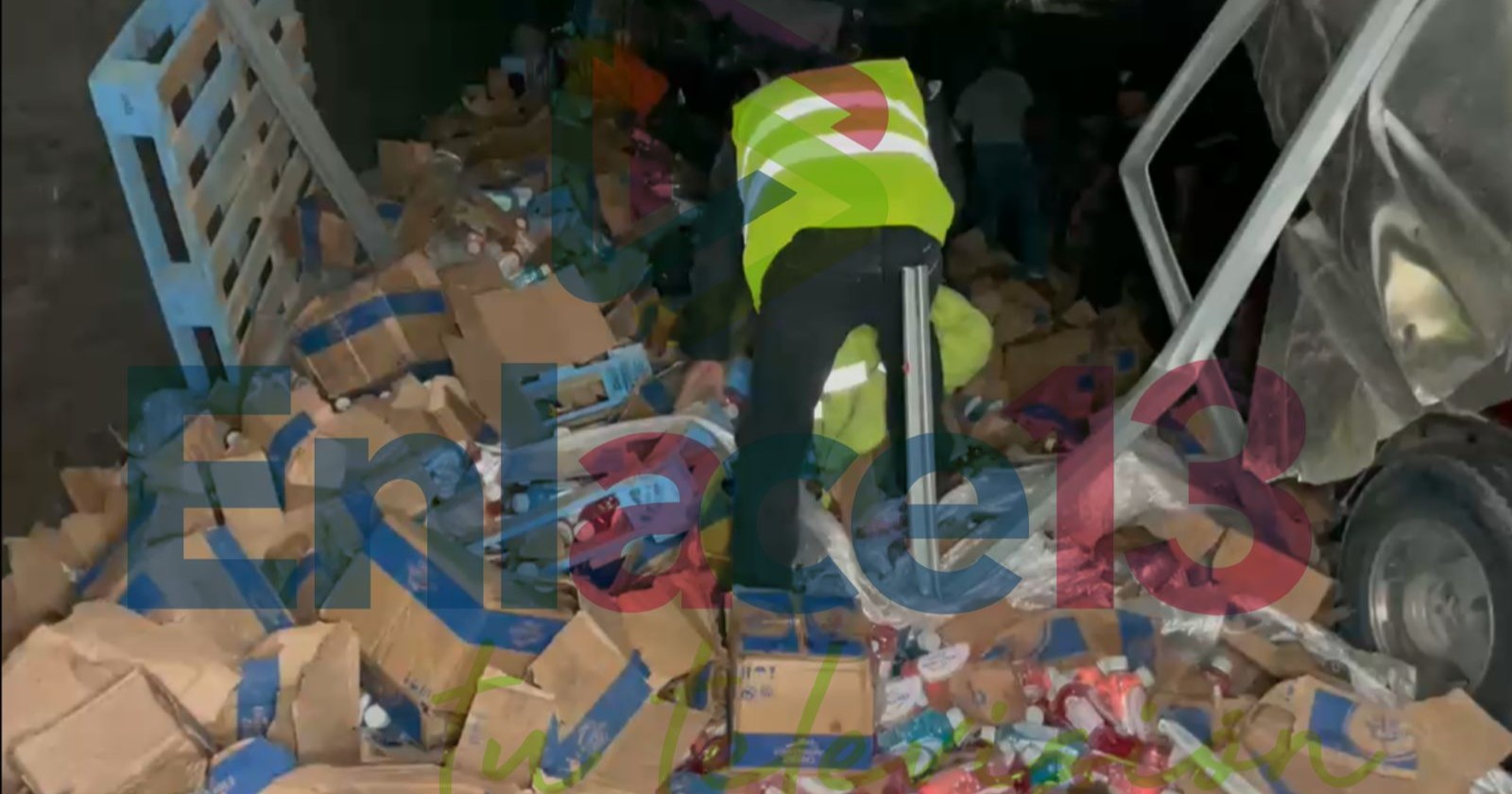Toneladas de sueros quedan regadas en la carretera federal 57