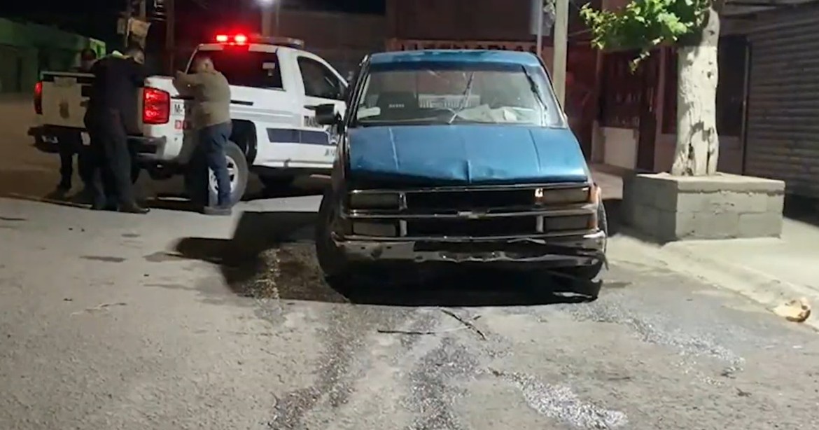 Camioneta vuelca tras impactar camellón en la colonia La Minita