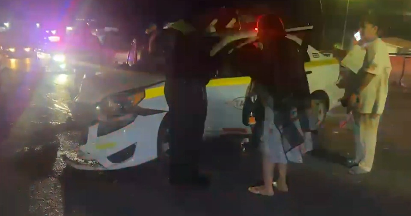  Ebrio choca taxi y deja daños en puente vehicular de periférico LEA