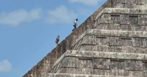 Turistas suben ilegalmente a la pirámide de Kukulkán en Chichén Itzá y desatan polémica